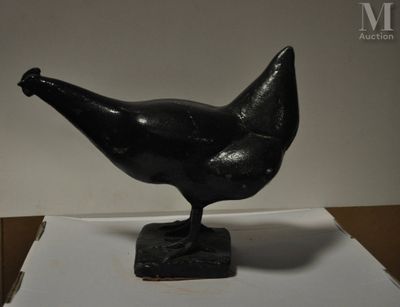 une statue représentant un oiseau noir perché sur une boîte blanche