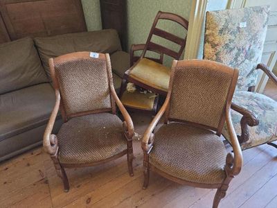 deux chaises placées l'une à côté de l'autre dans un salon