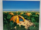 une image représentant une peinture d'une tente jaune au milieu d'un champ