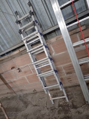 une échelle adossée au mur d'une pièce