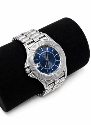 une montre posée sur une serviette de table