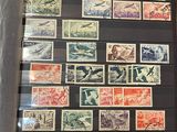 un grand nombre de timbres qui sont sur la table