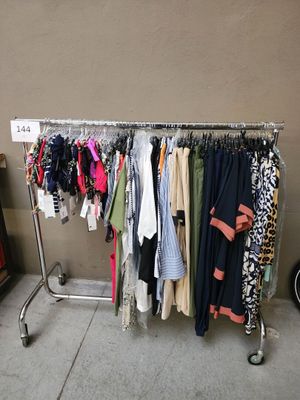 un portant sur lequel sont suspendus des vêtements