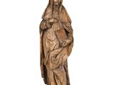 une statue en bois représentant une femme tenant un enfant