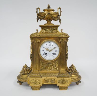 Pendule borne en bronze doré, le cadran émaillé blanc à chif…