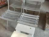quatre chaises et une table au milieu d'une pièce