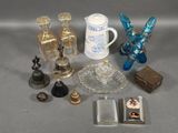 un grand nombre d'objets posés sur une table