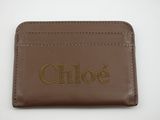 un portefeuille en cuir marron sur lequel est inscrit le mot « Chloé »