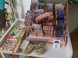 une table sur laquelle sont disposés de nombreux articles dans un magasin