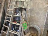 une échelle adossée au mur d'une pièce
