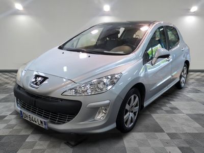 la petite voiture argentée est garée dans une grande pièce