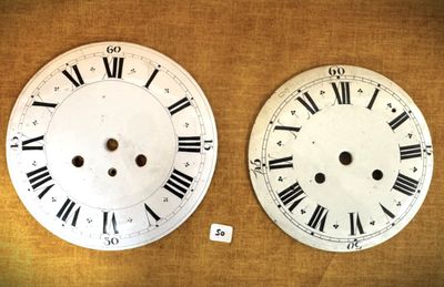 deux horloges, chacune comportant des chiffres romains
