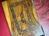 un livre posé sur une table posée à même le sol