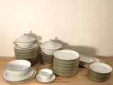 beaucoup d'assiettes et de tasses posées sur une table en bois