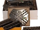 une boîte contenant tout un tas de fourchettes et de couteaux