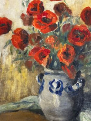 un tableau représentant des fleurs rouges dans un vase bleu et blanc
