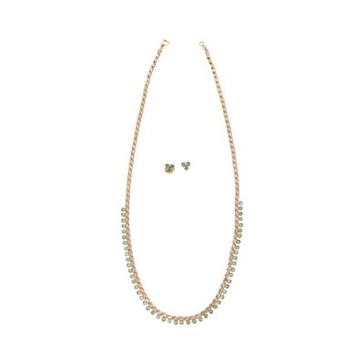 un ensemble composé d'un collier et de boucles d'oreilles en or, serti de pierres vertes