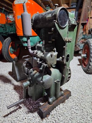un petit moteur posé sur le sol