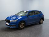une voiture bleue garée dans une pièce aux murs blancs