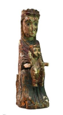 statue d'une femme tenant un bébé dans ses bras