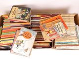 une boîte remplie de livres pour enfants posée sur une table