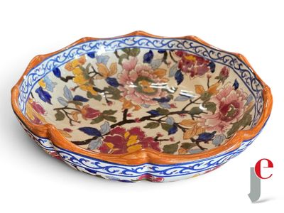 un bol orné d'un motif floral sur un fond blanc