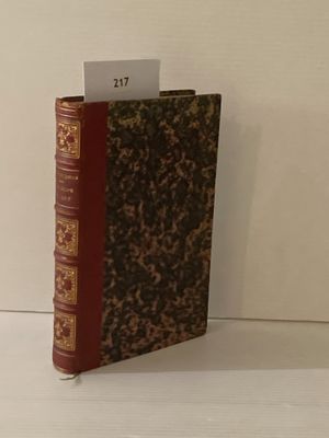 un livre posé sur une étagère à côté d'un porte-cartes