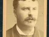 une vieille photo d'un homme avec une moustache et une barbe