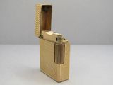 un briquet en or posé sur une table