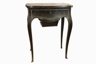une vieille table en bois surmontée d'un tiroir