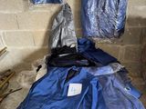 une pile de vêtements posée sur le sol