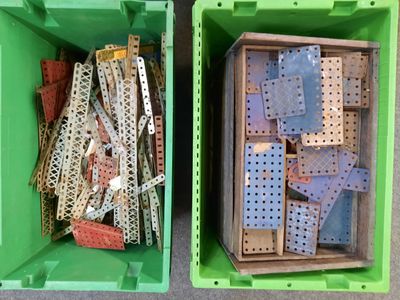 MECCANO. Lot de 2 caisses comprenant important lot d'ancienn…