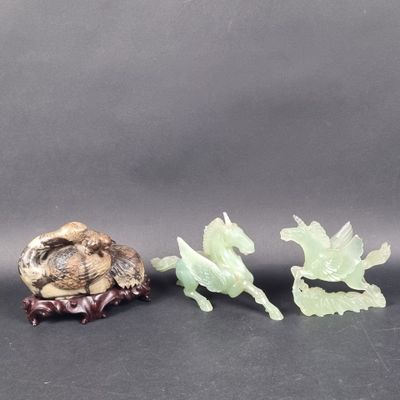 trois figurines en jade représentant des oiseaux et des feuilles sur un fond noir