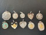 a close up of a bunch of silver and gold charms