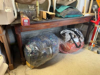 de nombreux sacs posés sur une table dans un garage