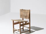 une image représentant une chaise en bois avec une assise en bois posée sur une surface blanche