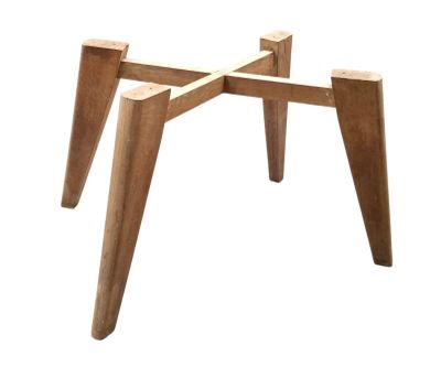 une petite table en bois à quatre pieds sur fond blanc