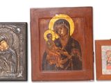 trois tableaux dans des cadres en bois représentant une femme et un homme avec un enfant