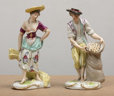 deux figurines représentant un homme et une femme avec un sac
