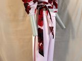 une photo d'un mannequin vêtu d'une robe à fleurs rouges et blanches