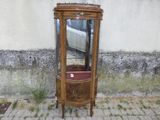 une armoire d'angle avec un miroir sur la face extérieure