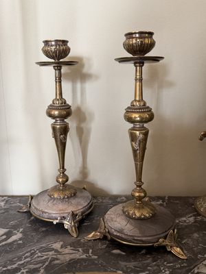trois bougies posées sur une table en marbre