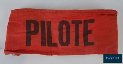 un gros plan sur un sac rouge portant l'inscription « pilot »