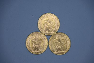 trois pièces d'or représentant une femme, sur un fond bleu
