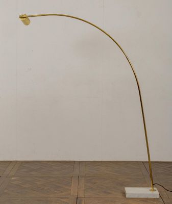 un lampadaire en laiton avec un pied en marbre et un socle en marbre blanc