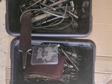 une boîte posée par terre, contenant un trousseau de clés