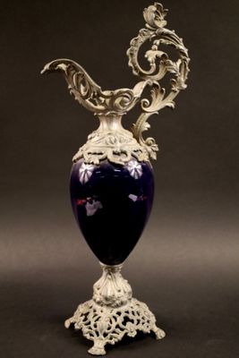 Fausse aiguière en métal blanc et faïence couleur bleu de fo…