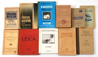 un grand nombre de livres posés sur une table