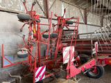 une machine rouge qui se trouve à l'intérieur d'un bâtiment