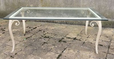 Table basse, piètement en métal laqué crème à décor de volut…